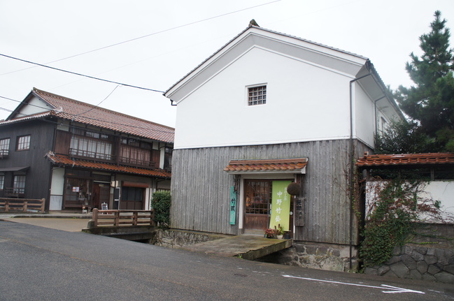 ４