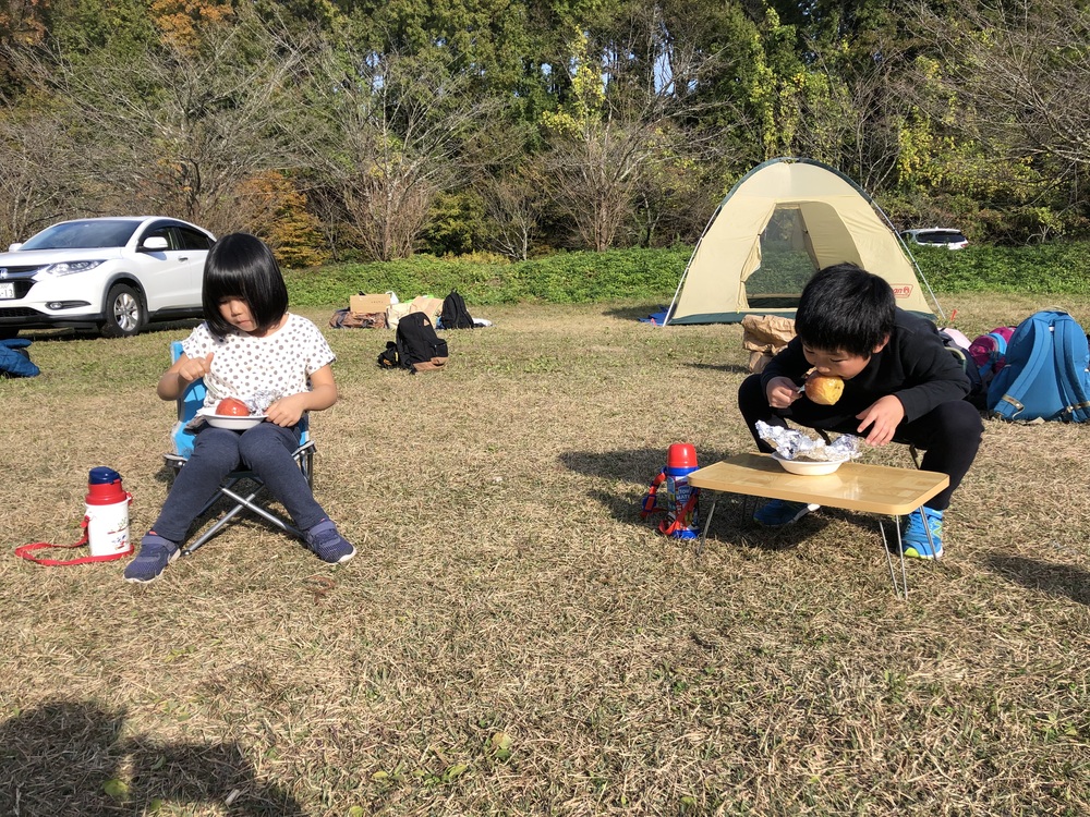 リンゴを食べる