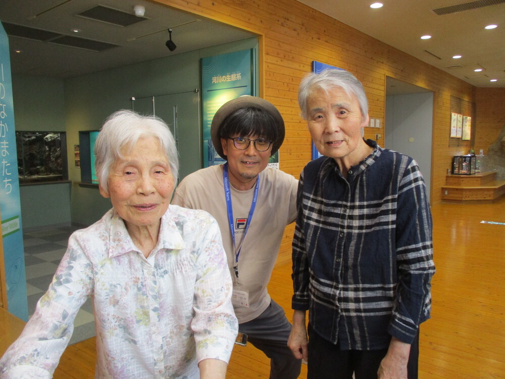 ３