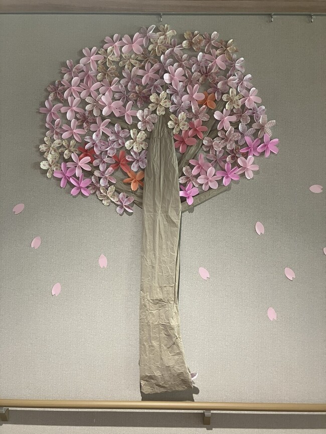 2_医療院2F　春の桜第1弾さくらの木の壁画作り