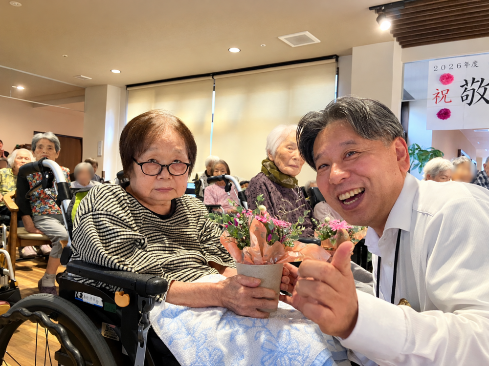 賀寿者と記念の花贈呈