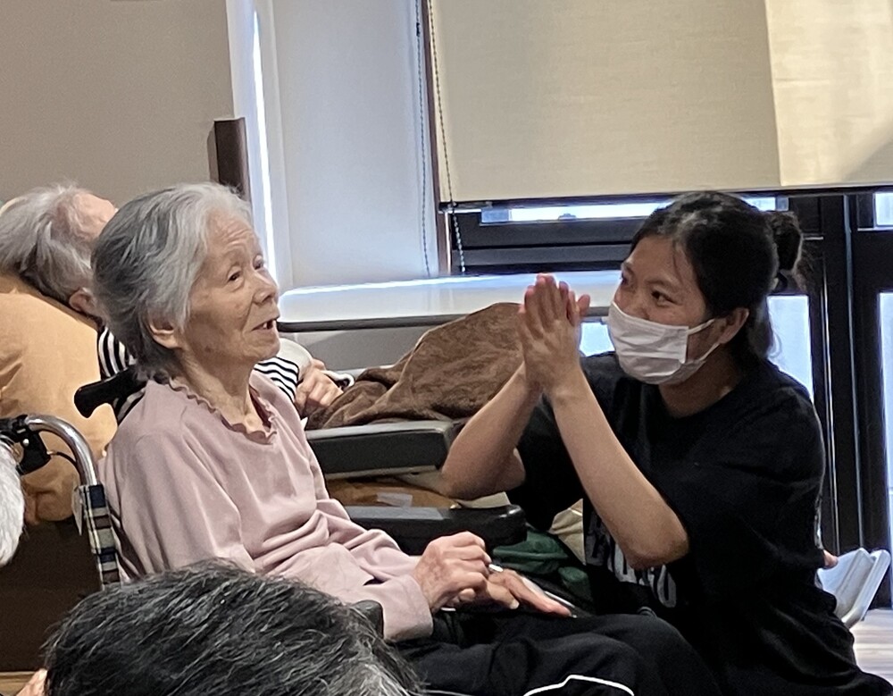 賀寿者と記念の花を贈呈